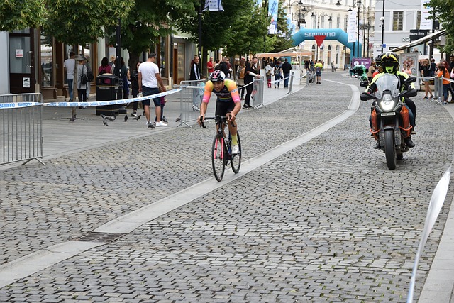 记者：西汉姆联和狼队有意利物浦边锋本-多克